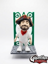 GIGANTIKOS figura inspirada en Kiliki Barbas con vestimenta San Ferm�n